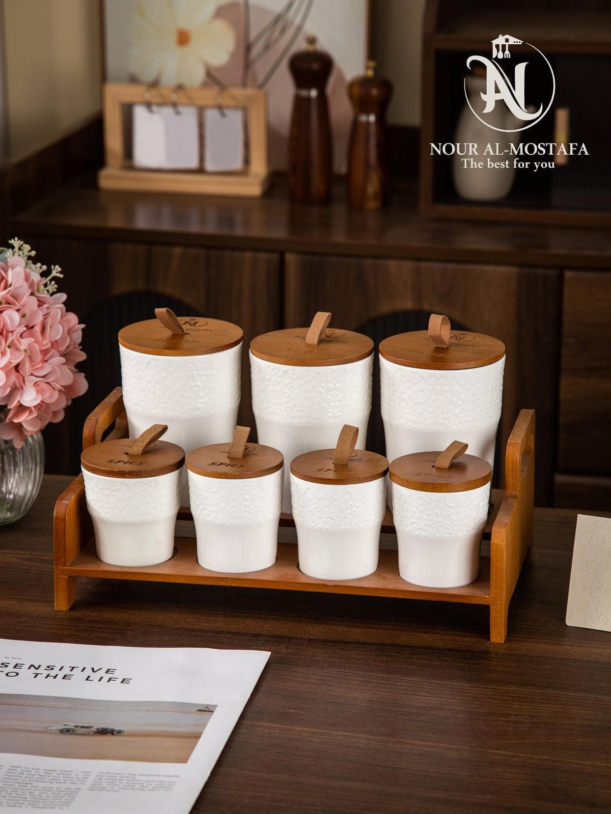 طقم برطمانات بهارات بورسلين أبيض منقوش بأغطية خشبية وحامل خشبي
